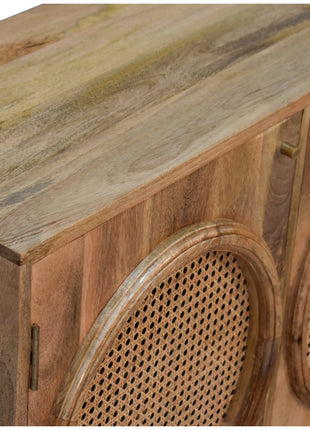 Larissa Cabinet