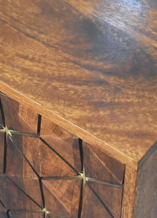 Kastanienholz-Würfelschrank mit Messing-Intarsien