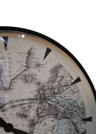 Wanduhr im Atlas-Stil