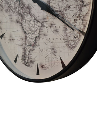 Wanduhr im Atlas-Stil