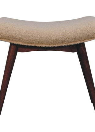 Gebogene Bank in Honig-Karamell-Boucle-Creme