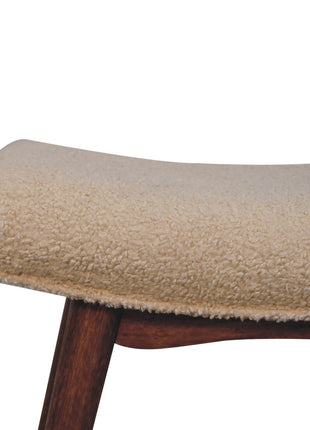 Gebogene Bank in Honig-Karamell-Boucle-Creme