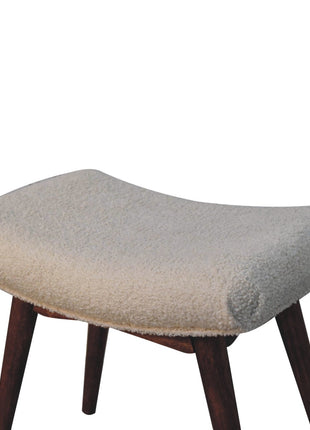 Gebogene Bank in Honig-Karamell-Boucle-Creme