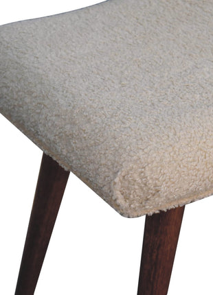 Gebogene Bank in Honig-Karamell-Boucle-Creme