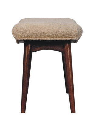 Gebogene Bank in Honig-Karamell-Boucle-Creme
