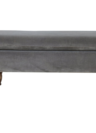 Banco de terciopelo gris con patas con ruedas