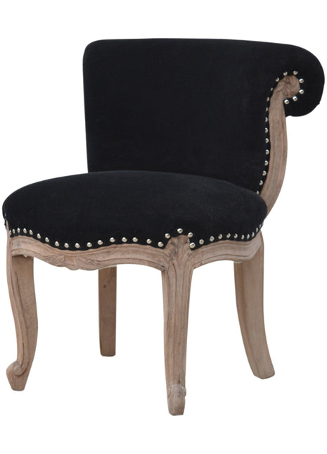 Silla tachonada de terciopelo negro