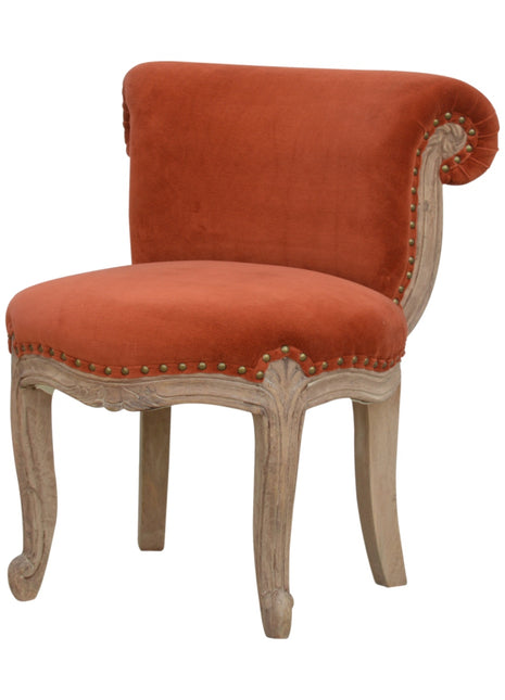 Silla tachonada de terciopelo rojo ladrillo