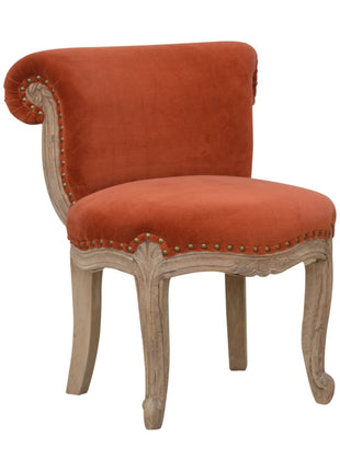 Silla tachonada de terciopelo rojo ladrillo