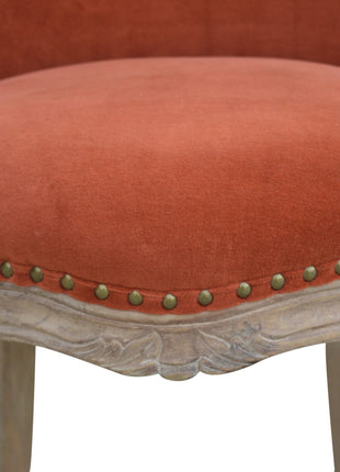 Silla tachonada de terciopelo rojo ladrillo