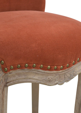 Silla tachonada de terciopelo rojo ladrillo