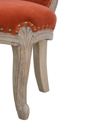 Silla tachonada de terciopelo rojo ladrillo