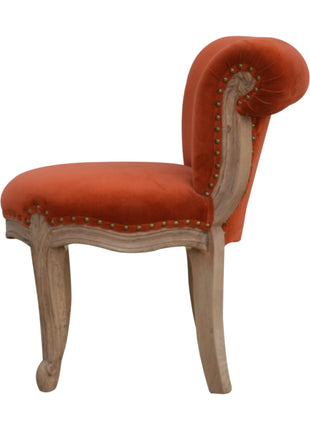 Silla tachonada de terciopelo rojo ladrillo