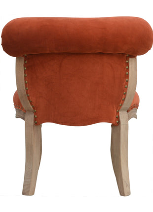 Silla tachonada de terciopelo rojo ladrillo