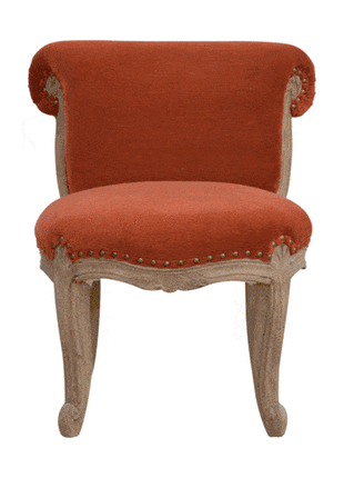 Silla tachonada de terciopelo rojo ladrillo