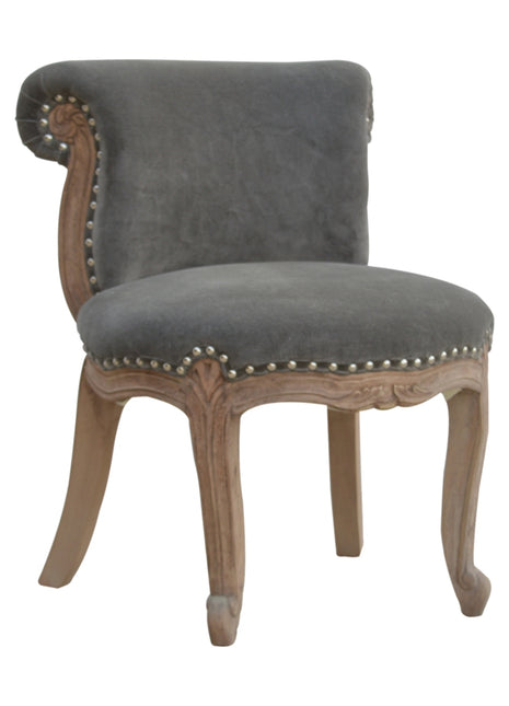 Silla con tachuelas de terciopelo gris