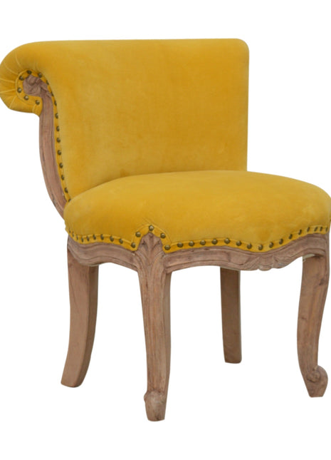 Silla con tachuelas de terciopelo mostaza