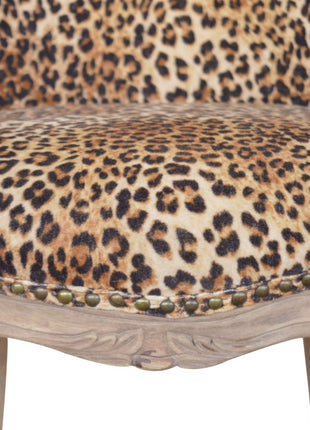Silla con tachuelas y estampado de leopardo
