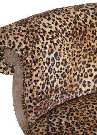 Silla con tachuelas y estampado de leopardo