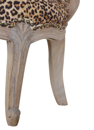 Silla con tachuelas y estampado de leopardo