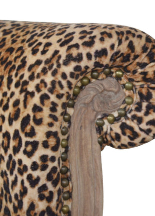 Silla con tachuelas y estampado de leopardo