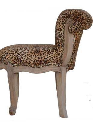 Silla con tachuelas y estampado de leopardo