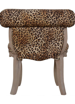 Silla con tachuelas y estampado de leopardo